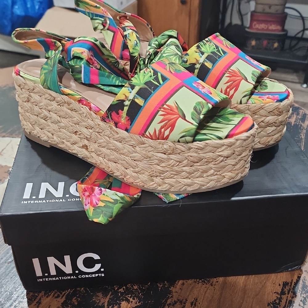 I.N.C. International Concepts Fletcherr Sandal Multi Tropical Size 9.5M New!